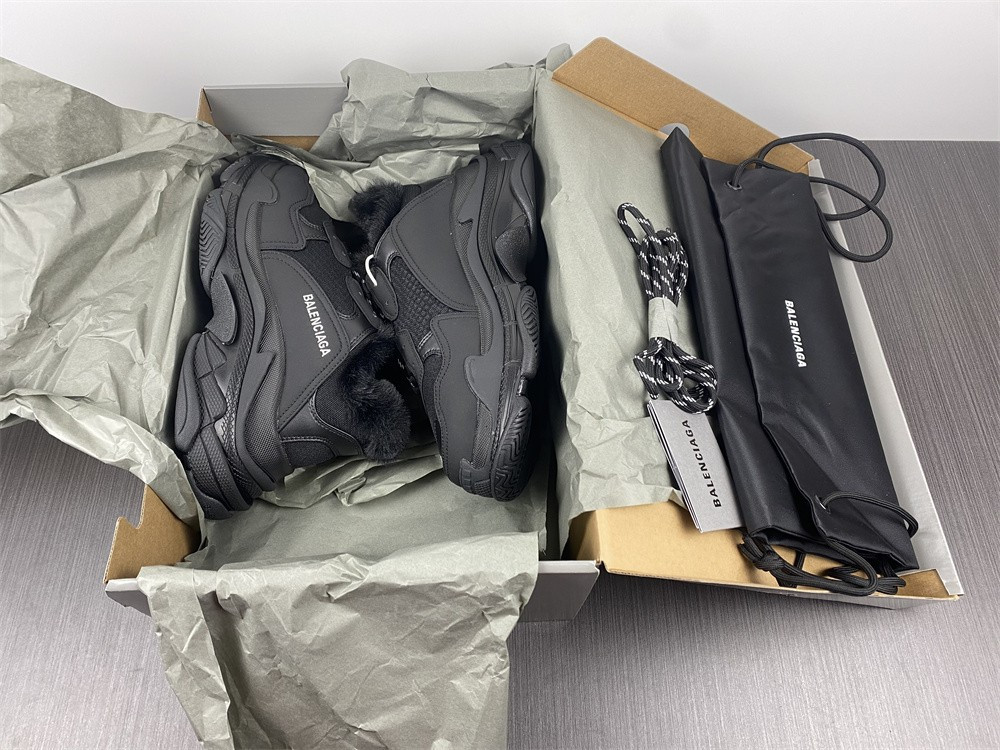 Ba1en*iaga triple s black with feather inside