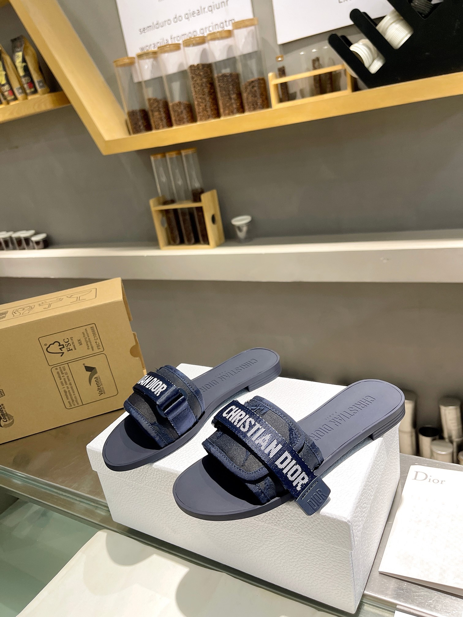 D1or Slides