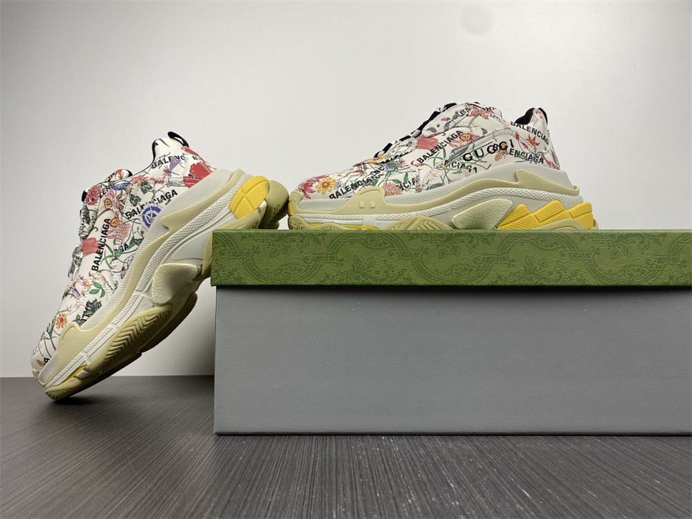Ba*len*cia*ga triple s