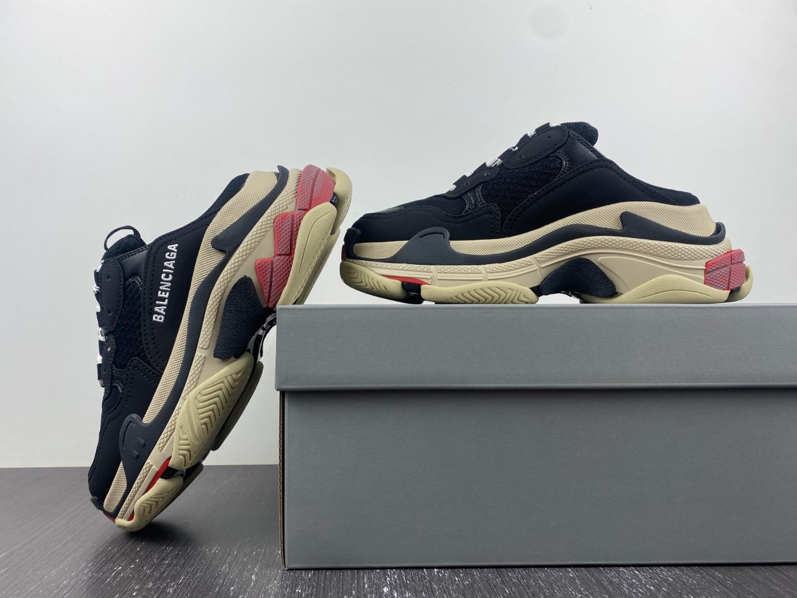 Ba*len*cia*ga triple s