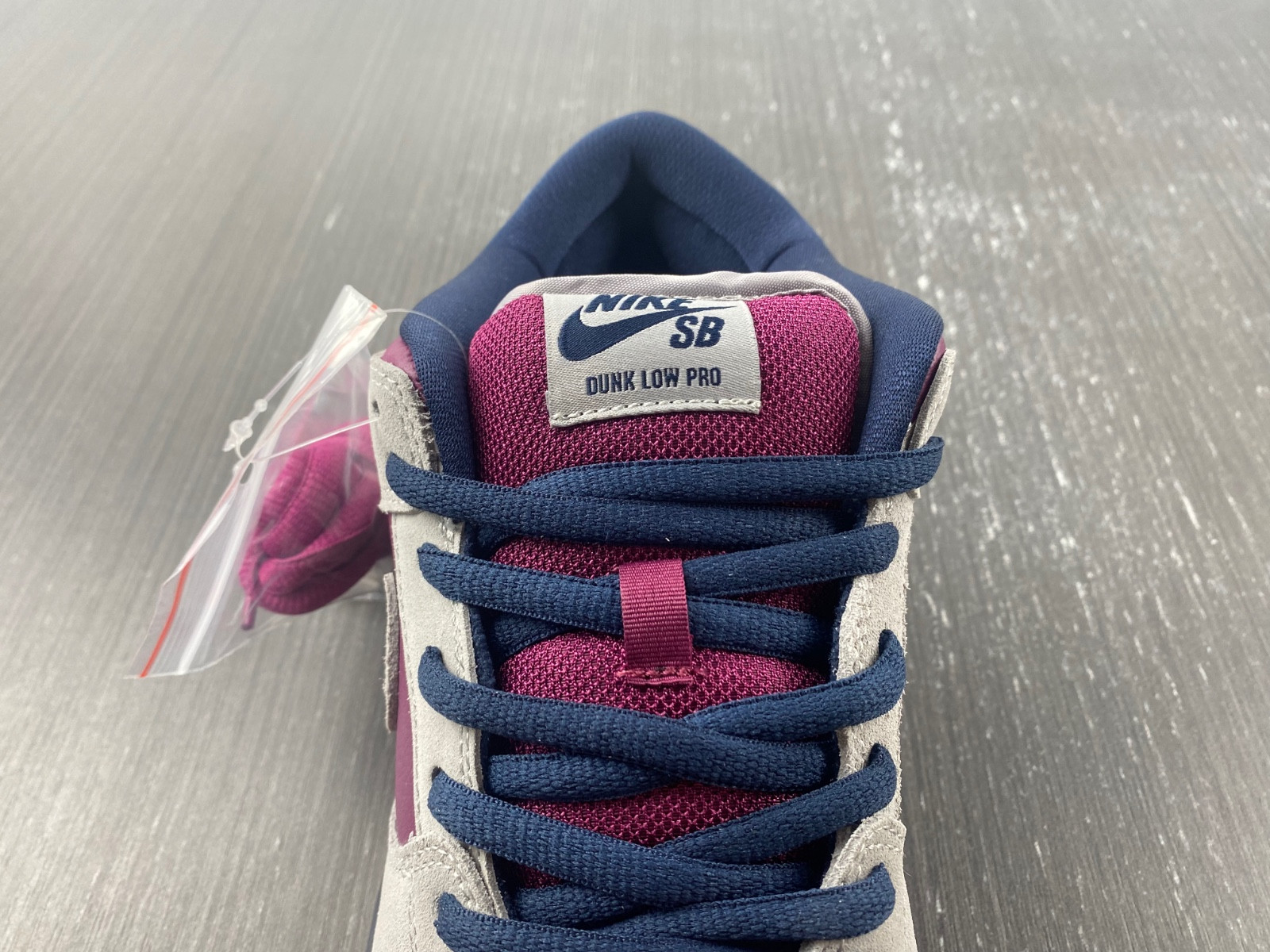 nike sb dunk low atmosphere grey true berry bq6817-001