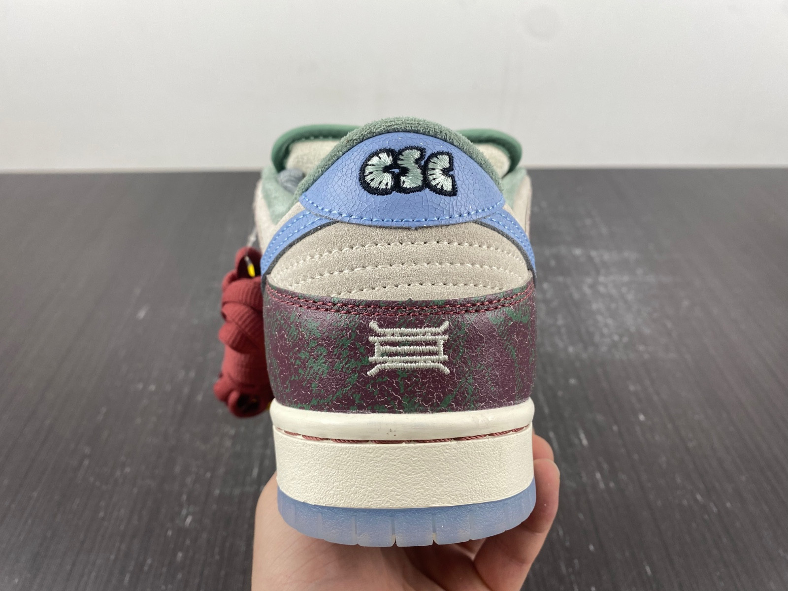 crenshaw skate club x nike sb dunk low fn4193-100