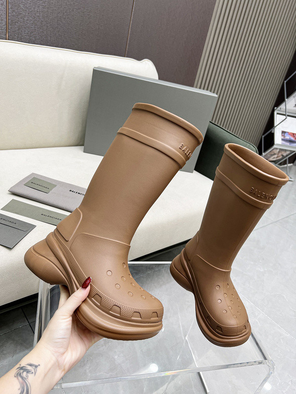 Ba*len*cia*ga croc rubber rain boots brown