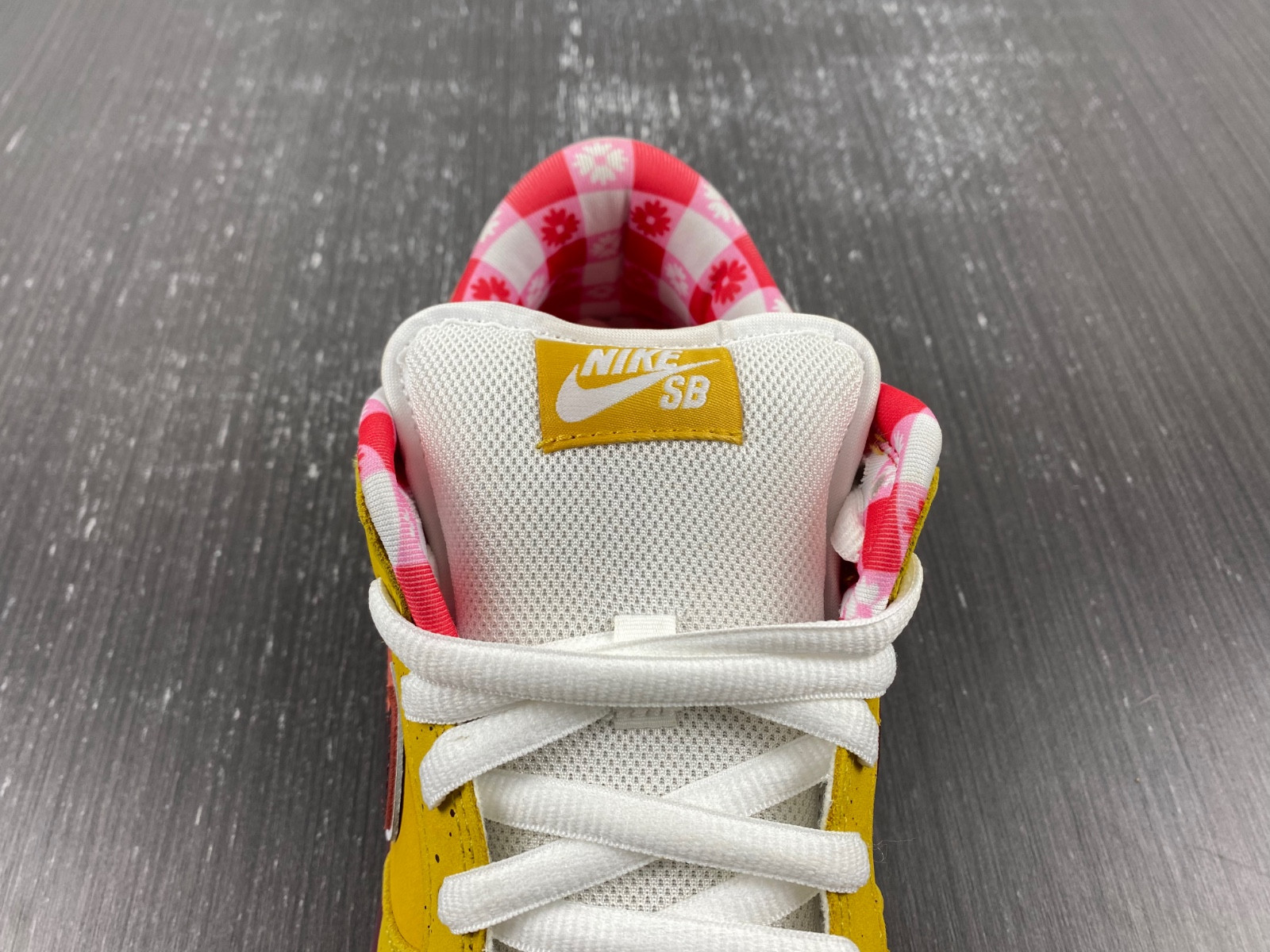 nike sb dunk low yellow lobster men