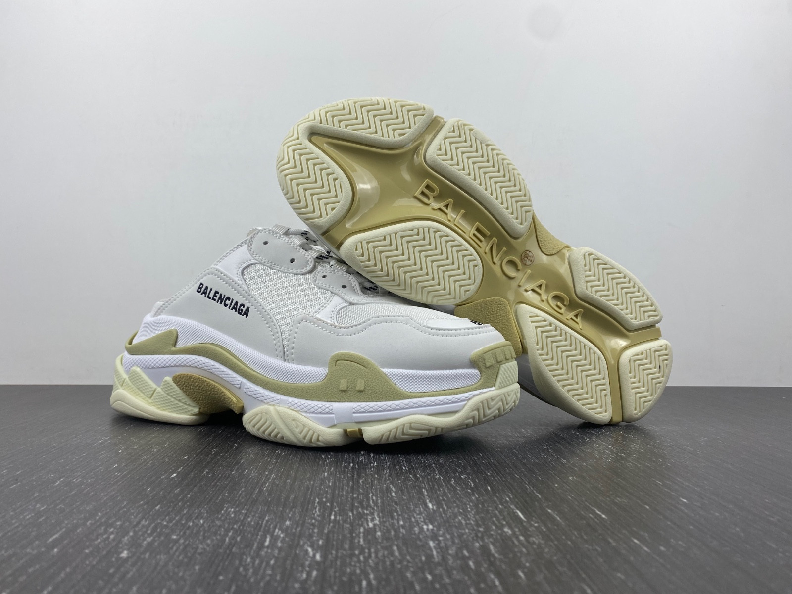 Ba*len*cia*ga triple s