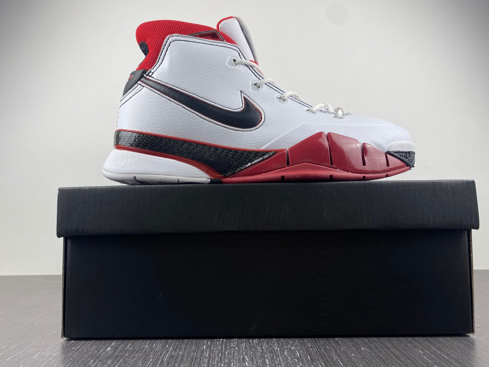 undefeated x nike kobe 1 zk1 aq2728-102