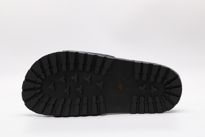 G*u*i slides all black