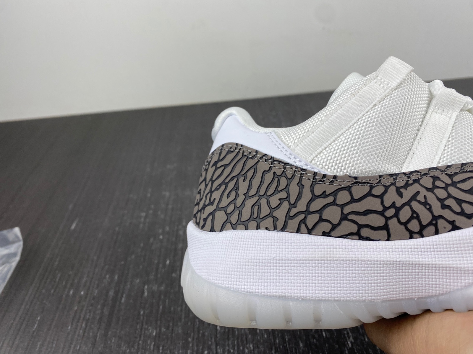 air jordan 11 low elephant print av2187-140