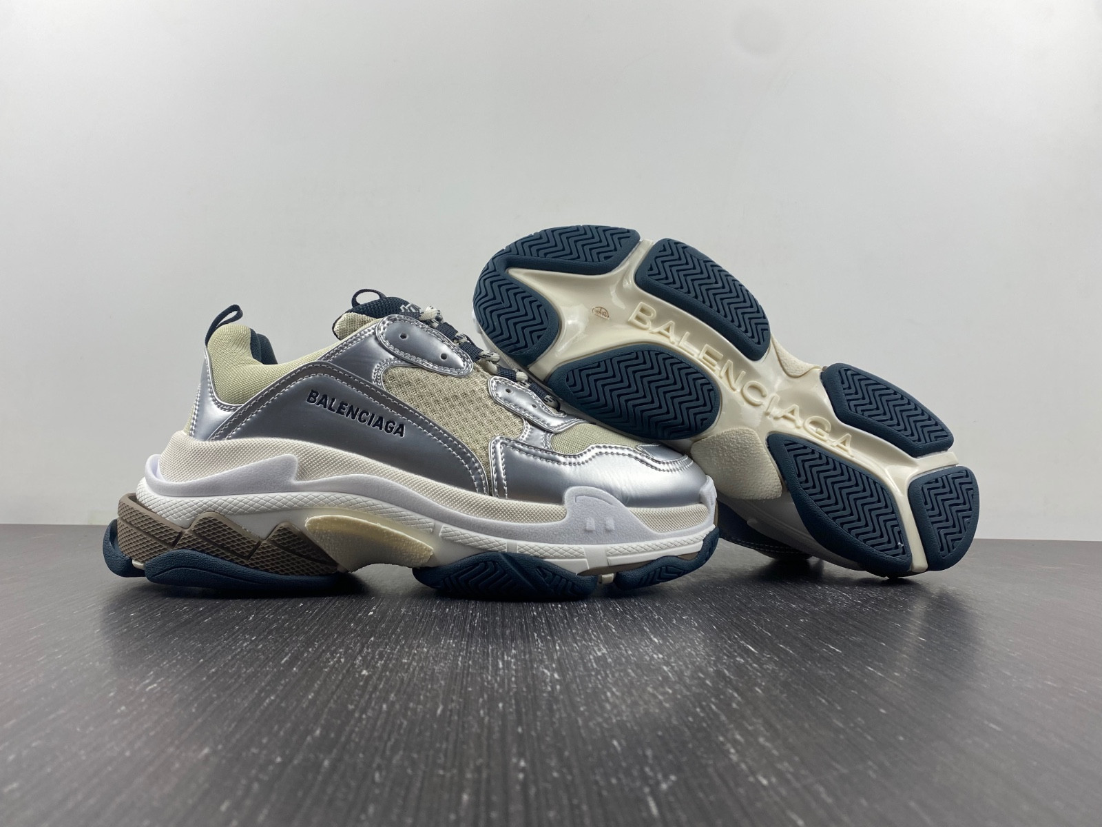 Ba*len*cia*ga triple s