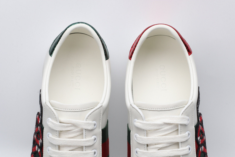 G*u*i ace embroidered low-top sneaker white with snake