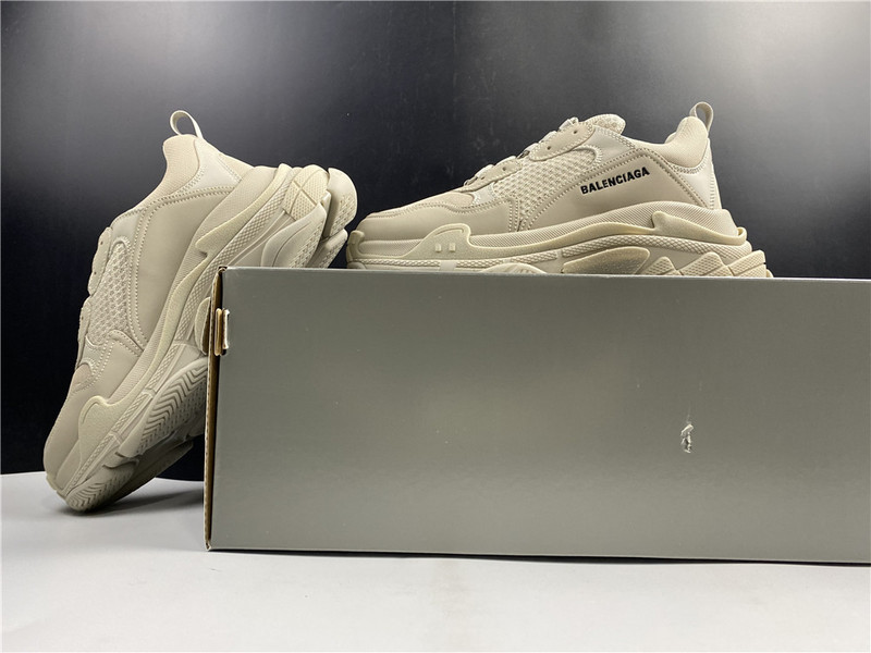 Ba*len*cia*ga triple s