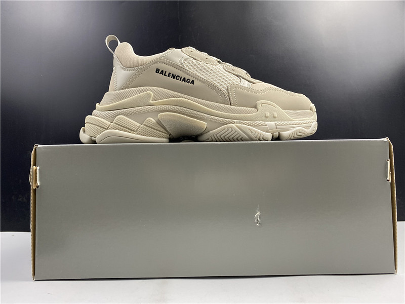 Ba*len*cia*ga triple s