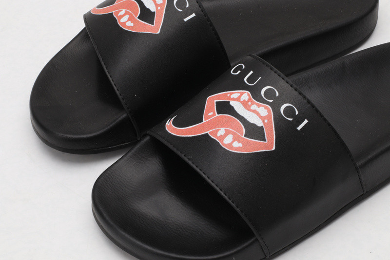 G*u*i slides all black with lip
