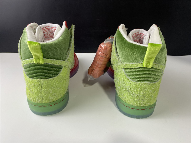 nike sb dunk low “strawberry cough cw7093-601